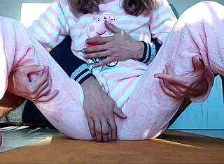 홈메이드 클립에 작은 18+ 가슴과 젖은 보지 티즈. 다음은 뭐야?