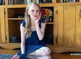 Nerwowa blondynka cieszy się seksownym klapsem i zabawą solo.