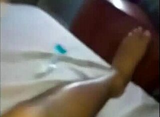 Junge T-Girl Prostituierte arbeiten draußen auf der Straße. Sieh ihre frechen öffentlichen Moves!