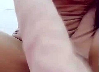 Thaitwentybabe sıkı vücudunu vahşi sikmeye hazırlıyor.