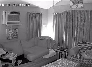 Airbnb-isäntä, siivoatko vain alushousuissa?