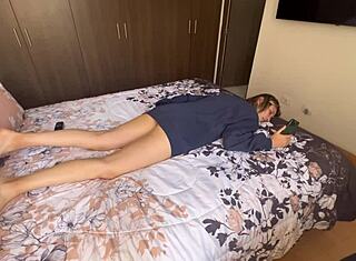 Stedmor længes efter cremede massager under telefonsamtaler 😘