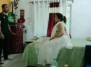 Indisk modell moster njuter av intensiv hård knull