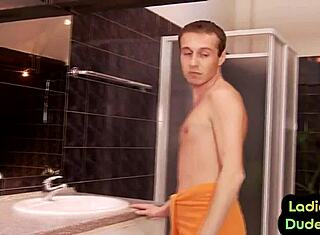 Femdom remaja 18+ dominasi pantat lelaki dengan strapon di bilik air!