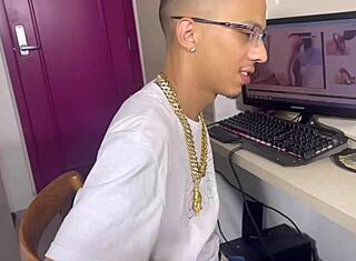 मैं हॉट यंग 18+ स्टड्स की वाइल्ड मूव्स को रेसिस्ट नहीं कर सकता बेड में।