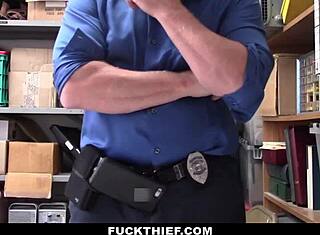 Pencuri Toko Remaja 18+ Belajar Pelajaran Keras Dari Polisi Di Garasi