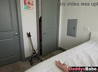 Заварена дъщеря се гмурва в горещ трисом със заварените родители