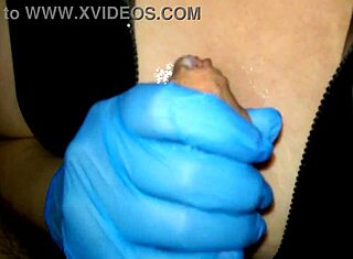 버스티 베이브, 두꺼운 자지 스트로킹 보고 싶어? 라텍스 속 36DD에 크리미 로드! 💦