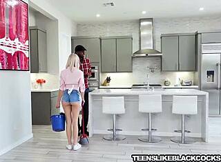 משרתת שובבה קלואי טמפל מוצצת BBC עמוק לזרע מבולגן