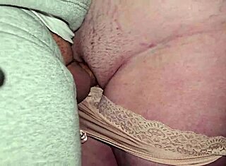 Šukám těsnou panenskou kundičku, cumuju dovnitř. Její bohatý sténání zní jako kurviny klitoris!