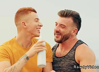 أزواج مثليين ينيكوا طيازهم بعنف في إجازة ريفية خام رهيب