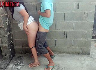 Vizinha Brasileira 18+ Mostra Calcinha, Acaba Cavalgando Entregador