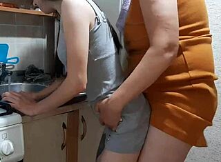 继妈在我打扫厨房时把我绑住