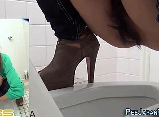 日本少女公共蹲着尿尿