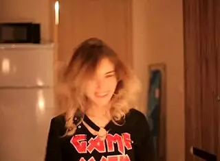 dancing camwhore rips clothes on stripcamz