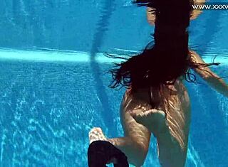 Gatinha latina com peitinhos 18+ Andreina de Luxe nada debaixo d'água