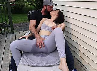 ג'טינג חזק בזמן גמיעה במכנסי יוגה צמודים בחוץ