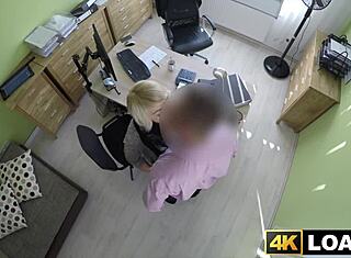 Prelepa plavuša se savija u kancelariji