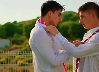 Staxus College pool scene: Twinks går amok udendørs