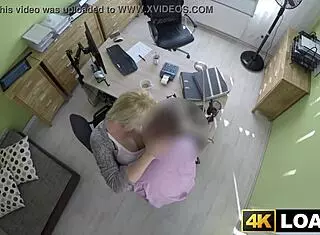 Vacker blondin böjs över på kontoret