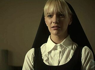 ميساكس: هيلينا لوك، كينا جيمس، شارلوت ستوكلي في فعل الستار