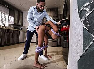 Camila Cortez suplica a Peter Green que la ate. Anhela acción rápida ruda para placer