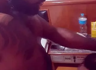 Negao cafu�u metendo pirocada no namorado do amigo no quarto