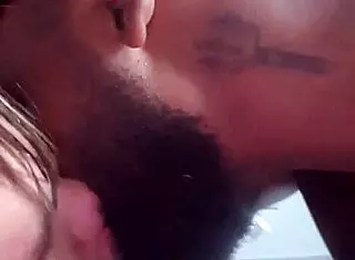 Negao cafu�u metendo pirocada no namorado do amigo no quarto