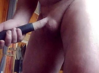 Le mec en soutif se branle avec un aspirateur, trop dingue