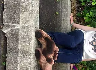 I love worshiping Elizabeth's dirty feet in this amateur fetish