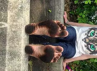 I love worshiping Elizabeth's dirty feet in this amateur fetish