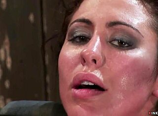 Holka dostává ústa hrubě šukána, zatímco je svázaná na zařízení