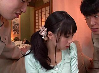 Utilfreds japansk husmor lokker to håndværkere til vild ansigtskneppning og creampie