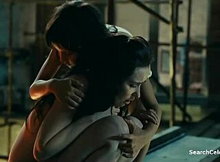 Débora François et Maria Kraakman dans la scène de Queen Karo 2009.