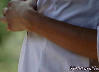 Model european se distrează solo în aer liber