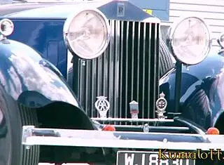 Creepy threesome in a taxi 😏