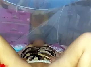 Amigo con derecho no la perdona y le manda pija en la cama de su marido cornudo.