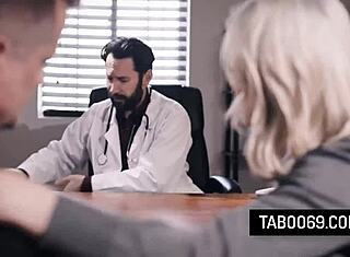 金发妻子肯齐·泰勒被医生操，老公在一旁看着