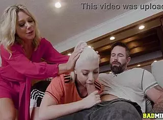 Gia Ohmy Madison Brite Stepfamily Threesome In The Living Room