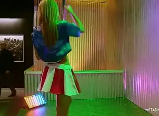 The new stripper proves her skills by sucking his cock 😏