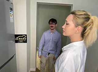 السمسارة ليل كارينا، فتاة بلوند ساحرة، تخفي سرًا قذرًا عضليًا