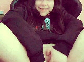 Милая крошка 18+ Хана Лили дразнит свою девственную киску в соло игре