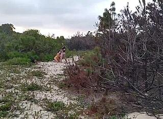Afrikai pár lebukik baszás közben a strandon