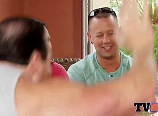 Džou i Kristen četuju sa domaćicom swing kuće o divljoj grupnoj akciji na dolasku