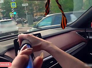 Jeny Smith kétszer pucéran elkapva az autóban, merész kitettség sokkolta az utazókat!