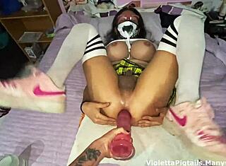 Voorbereiding op fisten met gigantische 40cm dildo.