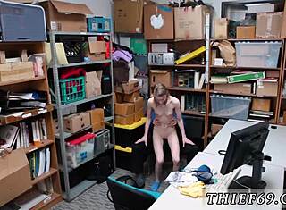 Oh ne, debela mlada devojka 18+ uhvaćena, ali dobija jebanje od policajca u uniformi!