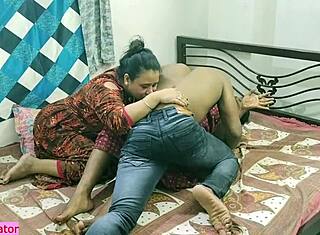 Hintli baldız erkek arkadaşını milf bhabhiyle sıcak üçlüde paylaşıyor