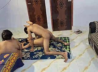 Вау, моя горячая бенгальская бхаби оттрахана друзьями в дикой троице дома! 🔥