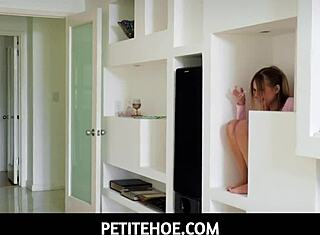 Petite blonde belle-fille 18+ jouit fort avec le boss de beau-papa